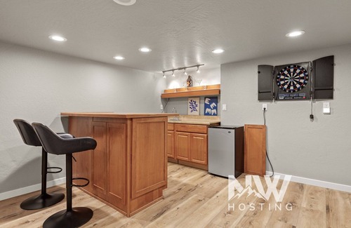 Rathdrum House | Twin Lakes Village 3-Story Townhouse—Golf Views, Wet Bar, Game Room, Pool!