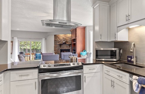 Rathdrum House | Twin Lakes Village 3-Story Townhouse—Golf Views, Wet Bar, Game Room, Pool!