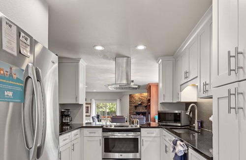 Rathdrum House | Twin Lakes Village 3-Story Townhouse—Golf Views, Wet Bar, Game Room, Pool!