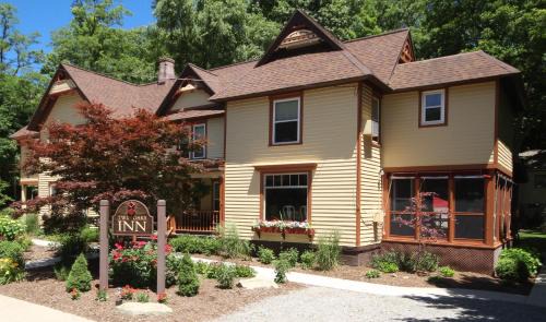 Saugatuck Bed & Breakfast | Twin Oaks Inn