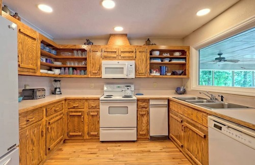 Hiawassee House | Twin Oaks Retreat - by Chatuge Home Concierge Lakefront w/Pvt Covered Dock, fire pit, ping pong, shuffle board, water carpet