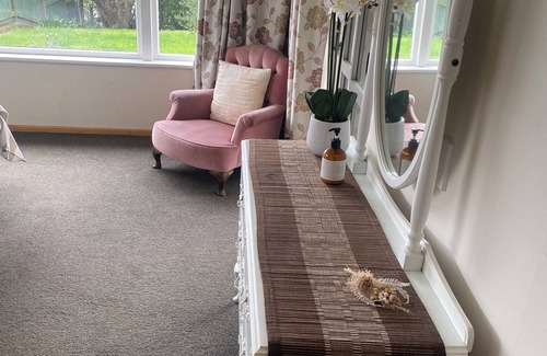 Waikanae House | Twin Palms - Free cleaning,wifi and breakfast, linen and goody basket
