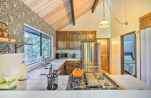 Twin Peaks Cabin | Twin Peaks Cabin < 4 Mi to Lake Arrowhead!