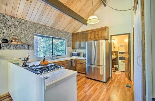 Twin Peaks Cabin | Twin Peaks Cabin < 4 Mi to Lake Arrowhead!
