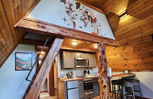 Newport Ski Chalet | Twin Peaks Chalet is custom built chalet in the heart of the Smoky Mountains