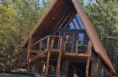 Newport Ski Chalet | Twin Peaks Chalet is custom built chalet in the heart of the Smoky Mountains
