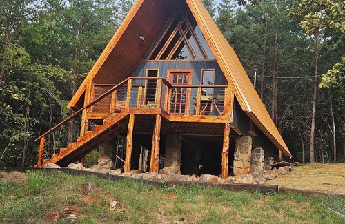 Newport Ski Chalet | Twin Peaks Chalet is custom built chalet in the heart of the Smoky Mountains