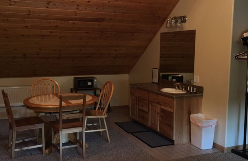 Bear Creek Cabin | Twin Peaks Lodge and RV Park