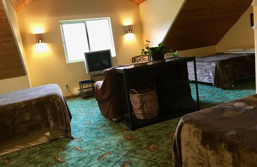 Bear Creek Cabin | Twin Peaks Lodge and RV Park