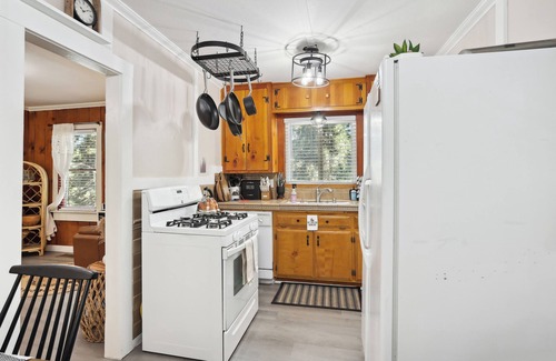 Twin Peaks Cabin | Twin Peaks Vacation Rental with Hot Tub!