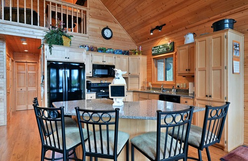 Stone Lake Cabin | Twin Pines: Dog-Friendly Lakefront Cabin w/Private Dock & Kayaks