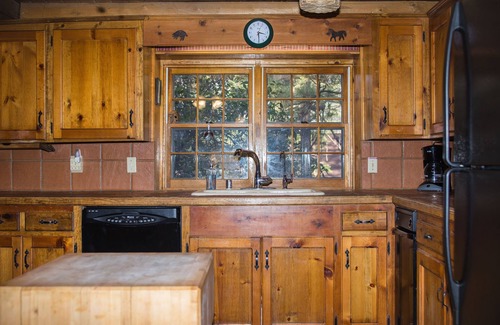 Pine Mountain Club Cabin | Twin Pines Getaway-Authentic Log Cabin with Lake and Golf Course Views