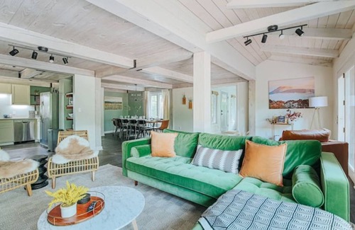 Nellysford House | Twin Ponds: King Beds, Hot tub, Gameroom, 75" TV, Foosball, Air Hockey, PingPong
