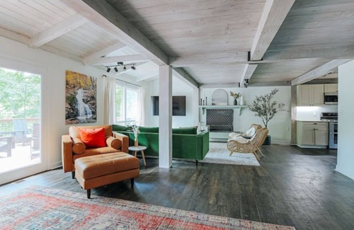 Nellysford House | Twin Ponds: King Beds, Hot tub, Gameroom, 75" TV, Foosball, Air Hockey, PingPong