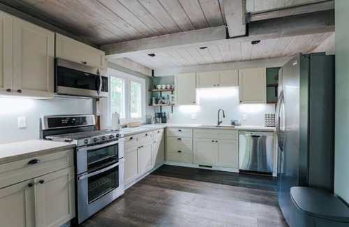 Nellysford House | Twin Ponds: King Beds, Hot tub, Gameroom, 75" TV, Foosball, Air Hockey, PingPong