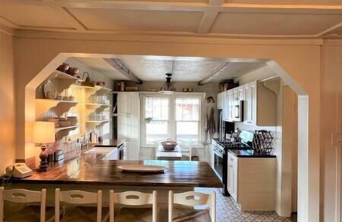 Norfork House | Twin River Stone Cottage - 7 BR/Sleeps 20