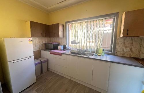 Pendle Hill House | Twin Room close to Train Station - PH2