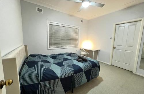 Pendle Hill House | Twin Room close to Train Station - PH2
