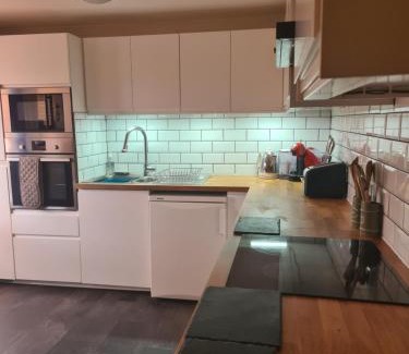 Pill House | Twin room with garden view in Shirehampton
