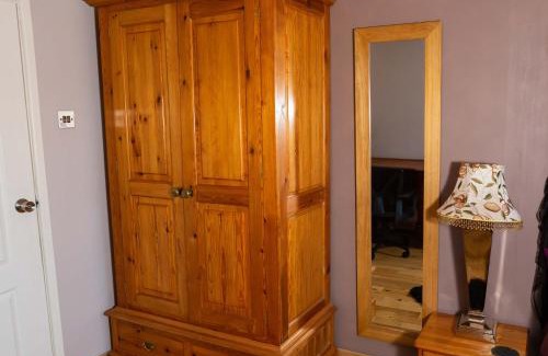 Pill House | Twin room with garden view in Shirehampton