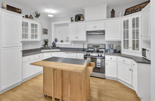 Estes Park House | Twin Sisters Suite - 2 Bedroom, Kitchenette, Hot Tub!