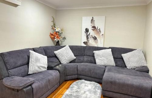 Kingswood House | Twin Treat Near Blue Mountain
