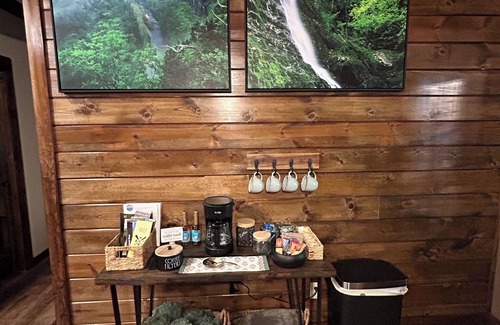 Jasper Cabin | Twisted Pine Cabin in Jasper. Sleeps 2 w/Hot tub & Covered Patio w/gas fireplace