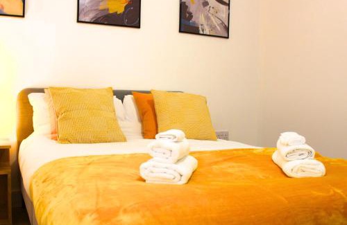 Potters Bar Apartment | Two Bed Apartment - 20 minutes train into King Cross London - Perfect for families & contractors close to Royal Vet College & M25 Free Parking