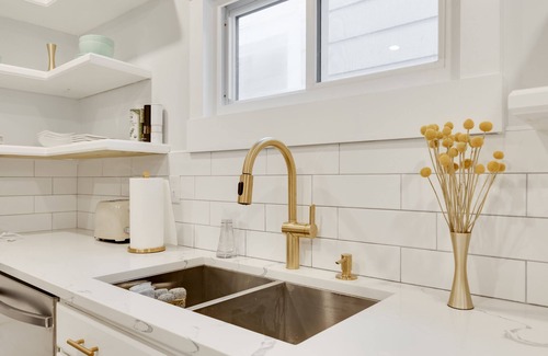 Richmond House | Two Bed with 2 Full Bathrooms, City location the feels like a neighborhood