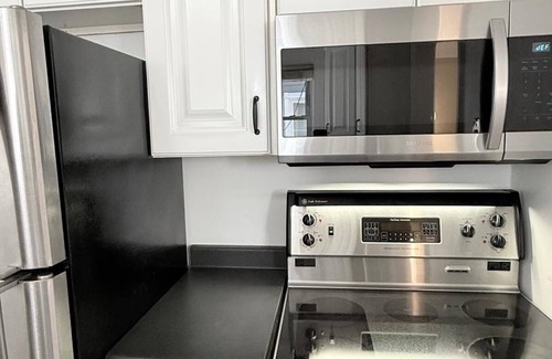 Burlington House | Two Bedroom Bungalow Closer to Burlington Downtown - Sleeps 6. Close to Downtown