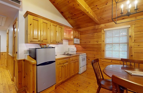 Northport Cabin | Two-bedroom dog-friendly cabin with firepit, gym & trails for your next escape