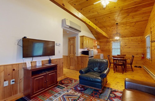 Northport Cabin | Two-bedroom dog-friendly cabin with firepit, gym & trails for your next escape