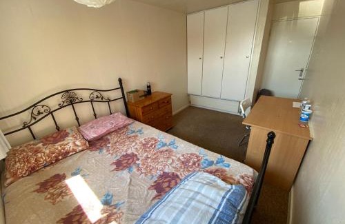 Coventry Apartment | Two-bedroom flat Close to Uni & shopping center with free parking