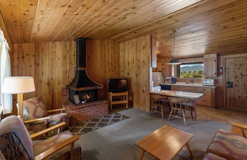 Ennis Apartment | Two bedroom log cabin