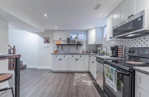 Brantford Apartment | Two Bedroom Lower Unit With 500 Mbps WiFi, Parking & Self-check in
