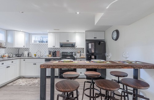 Brantford Apartment | Two Bedroom Lower Unit With 500 Mbps WiFi, Parking & Self-check in