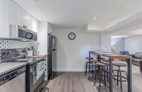 Brantford Apartment | Two Bedroom Lower Unit With 500 Mbps WiFi, Parking & Self-check in