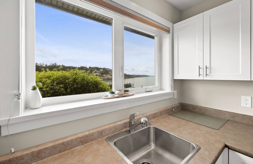 Saanich East House | Two-bedroom 'modern beach cottage' style suite in newer built home