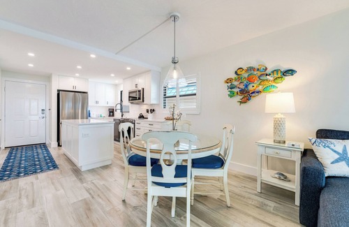 Sanibel Condo | Two-bedroom top floor coastal themed with an awesome panoramic view.