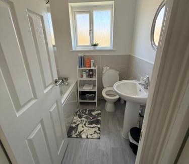 Milton Keynes House | Two-bedrooms Newly refurbished central