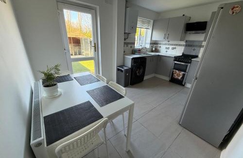 Milton Keynes House | Two-bedrooms Newly refurbished central