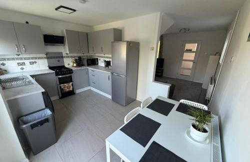 Milton Keynes House | Two-bedrooms Newly refurbished central