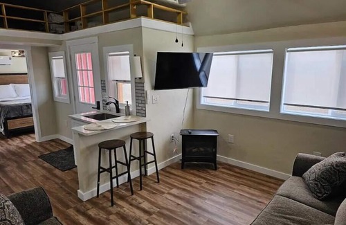 Canyon County House | Two Cottages on 30 acres with views. Sleeps 12 and 2 baths