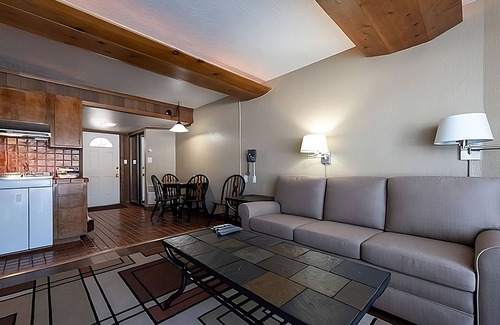 Tahoe Vista Hotel | Two Cozy Studio Unit with Kitchenette, Outdoor Pool and Free Parking!