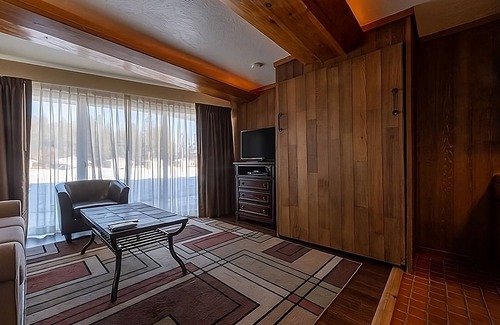 Tahoe Vista Hotel | Two Cozy Studio Unit with Kitchenette, Outdoor Pool and Free Parking!