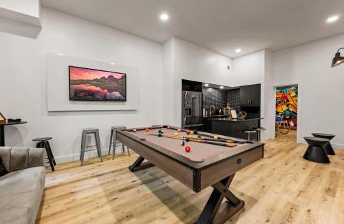 Caton House | Two Firefly Mountain Suites by AvantStay with Heated Indoor Pool Game Room Playground for Kids