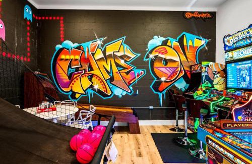 Caton House | Two Firefly Mountain Suites by AvantStay with Indoor Pool Arcade Playground for Kids