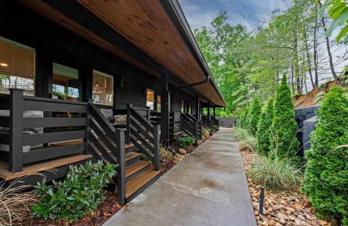 Caton House | Two Firefly Mountain Suites by AvantStay with Game Room, Firepits, & Indoor Heated Pool
