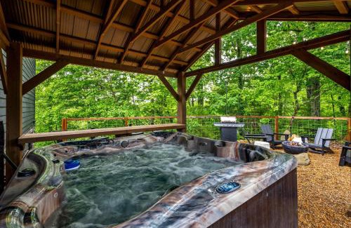Caton House | Two Firefly Mountain Suites by AvantStay with Game Room, Firepits, & Indoor Heated Pool