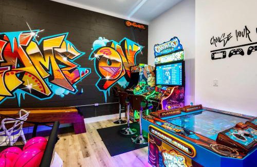 Caton House | Two Firefly Mountain Suites by AvantStay with Game Room, Firepits, & Indoor Heated Pool